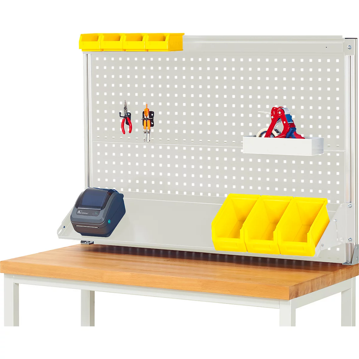 Werkbank met pegboard, gereedschap, opbergbakken en labelprinter.
