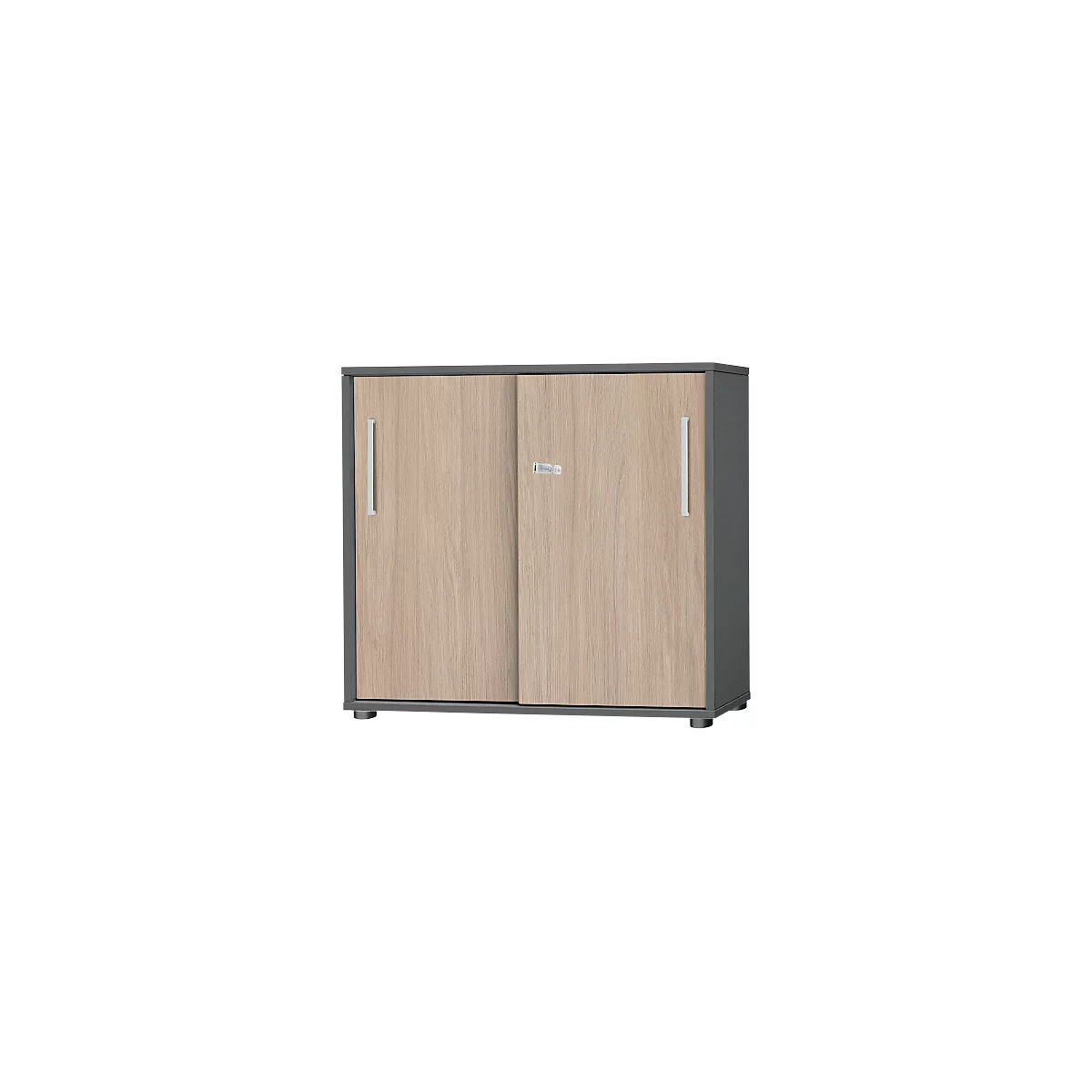 Schrank mit Schiebetüren in Holzoptik und grauen Rahmen. Zwei silberne Griffe und ein kleiner Griff.