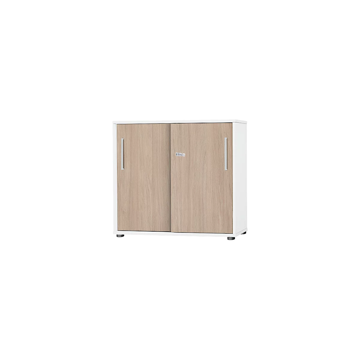 Kleiner Schrank mit zwei Schiebetüren. Türen aus hellem Holz mit silberfarbenen Griffen und weißem Korpus.
