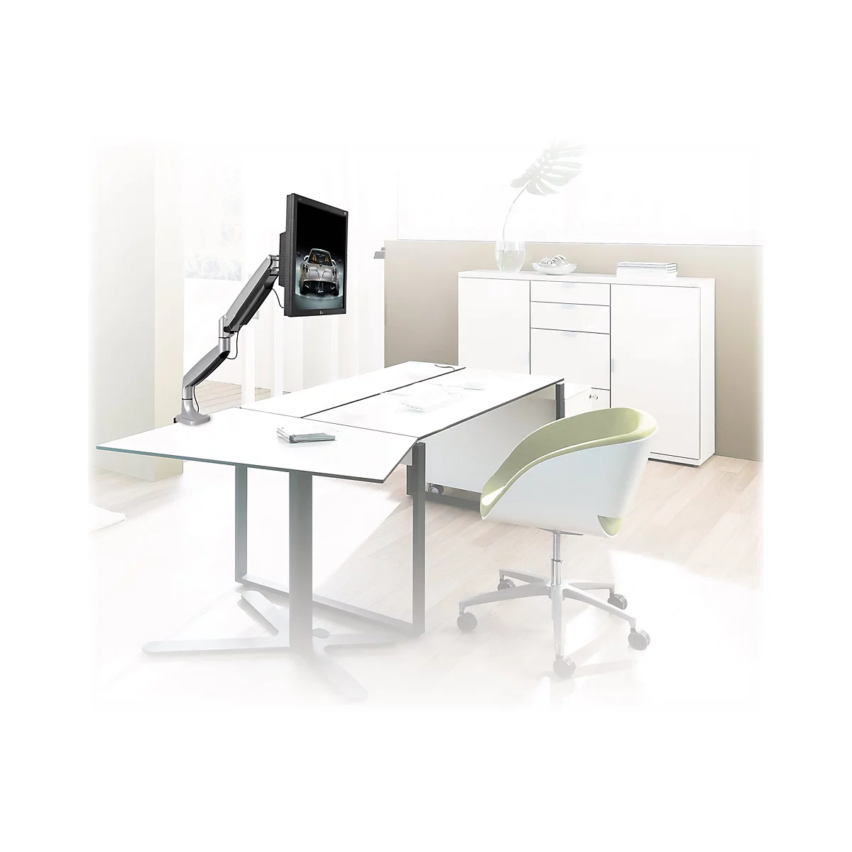 Ein Monitor, an einem Schwenkarm Ã¼ber einem weiÃŸen Schreibtisch. Im Hintergrund Schrank und Stuhl.