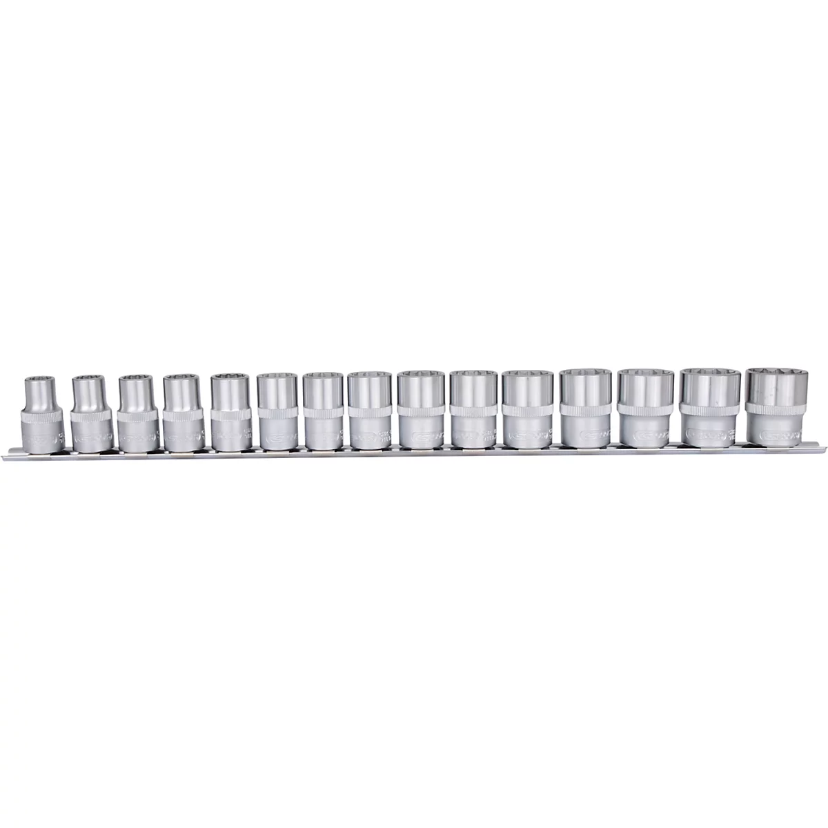 Reihe von Steckschlüsseln in einem Halter. Alle aus Metall, von verschiedenen Größen.