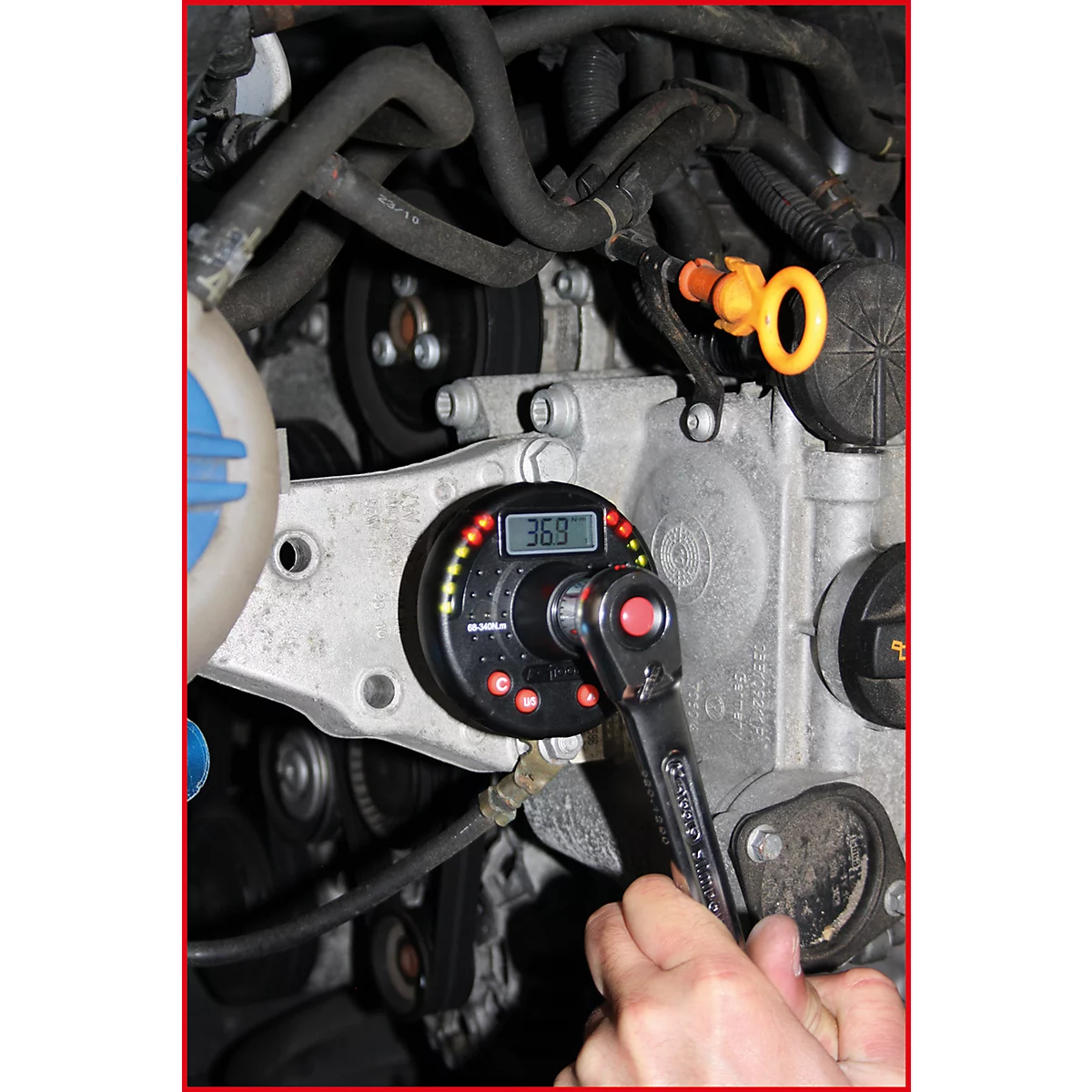 Ein Mechaniker verwendet einen Drehmomentschlüssel an einem Motor. Der Schlüssel zeigt 368 an.