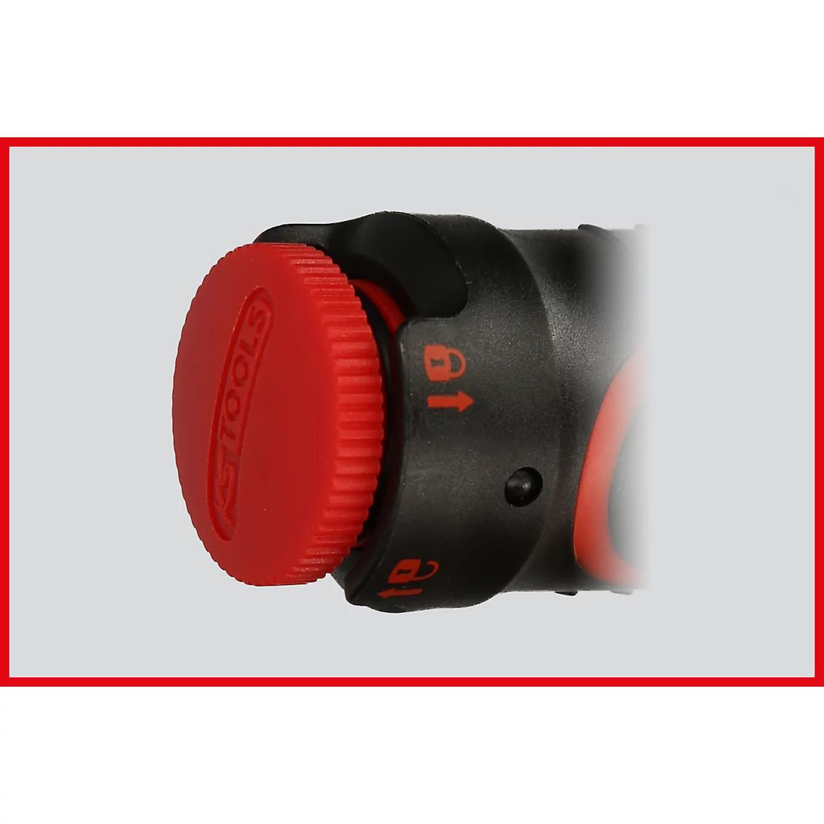 Nahaufnahme eines Teils eines Werkzeugs. Roter Knopf mit KS TOOLS Logo, schwarzer Griff mit Schloss-Symbol.