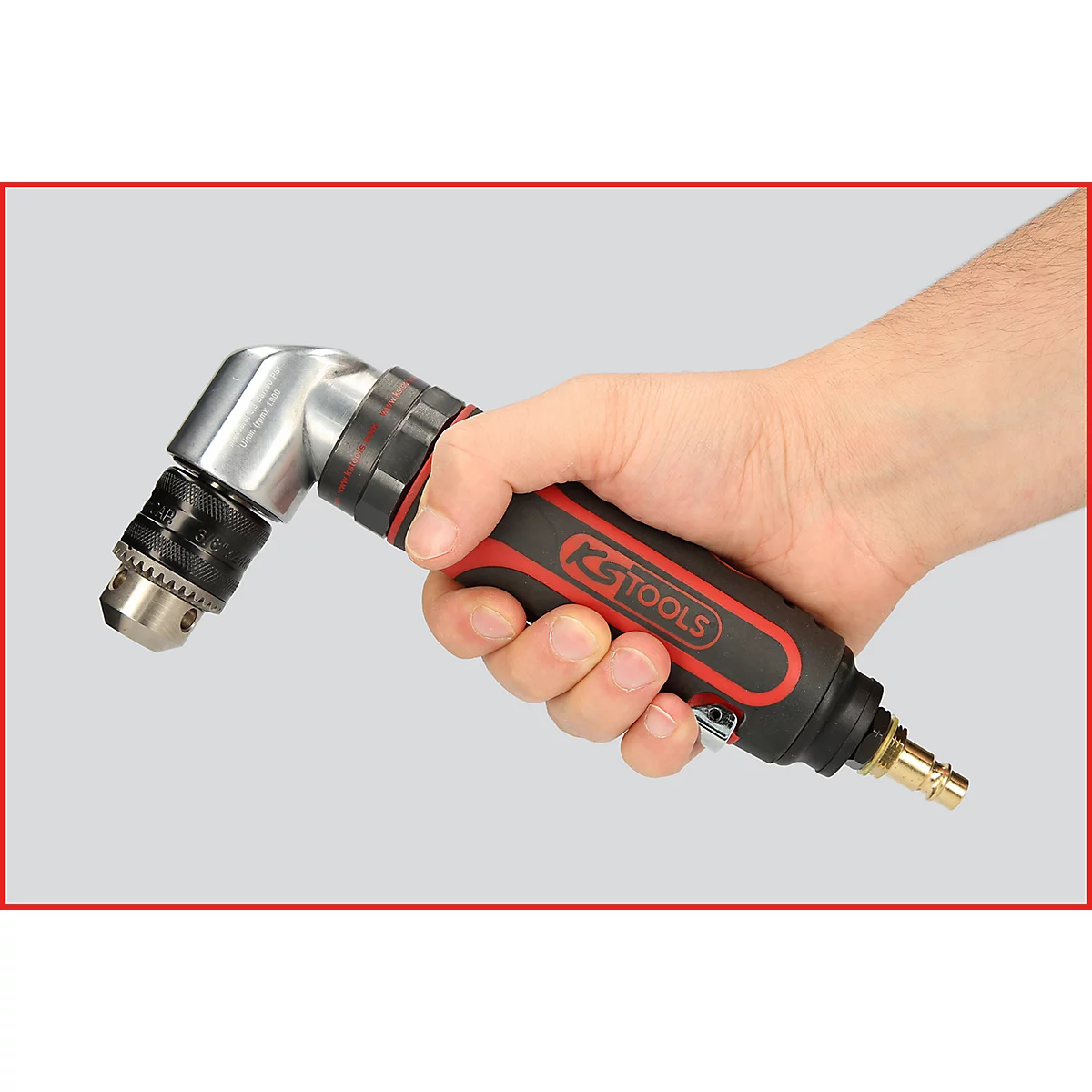 Eine Person hält einen Winkelbohrer in der Hand, der rot und schwarz gefärbt ist und das Logo "KS TOOLS" trägt.