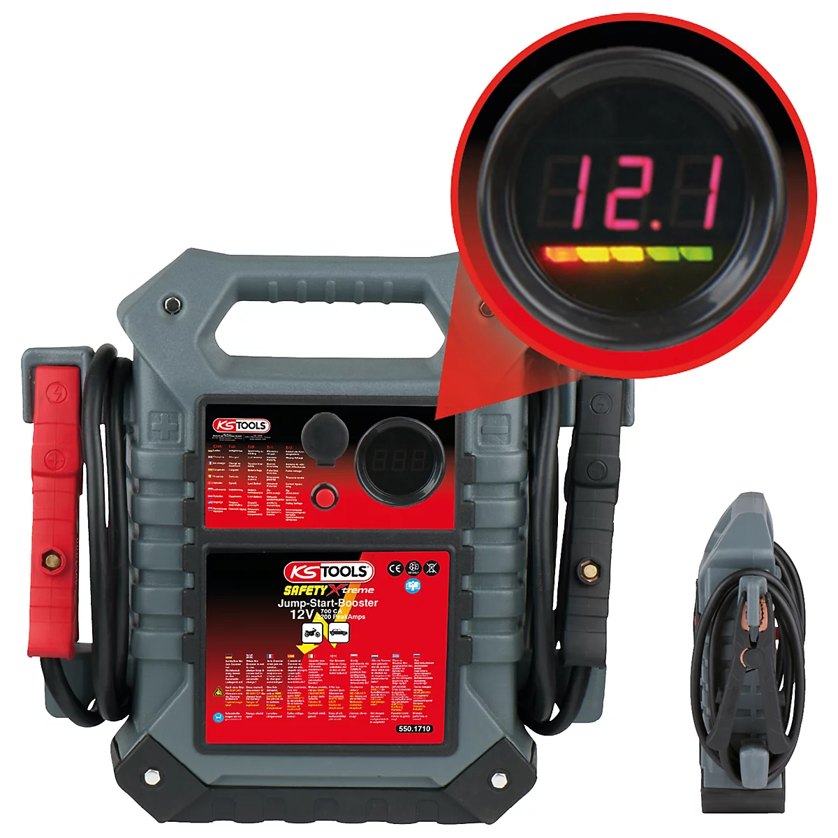 Grauer Starthilfebooster mit roter Digitalanzeige, zeigt 12,1 V an. Kabel und Zangen sind rot.