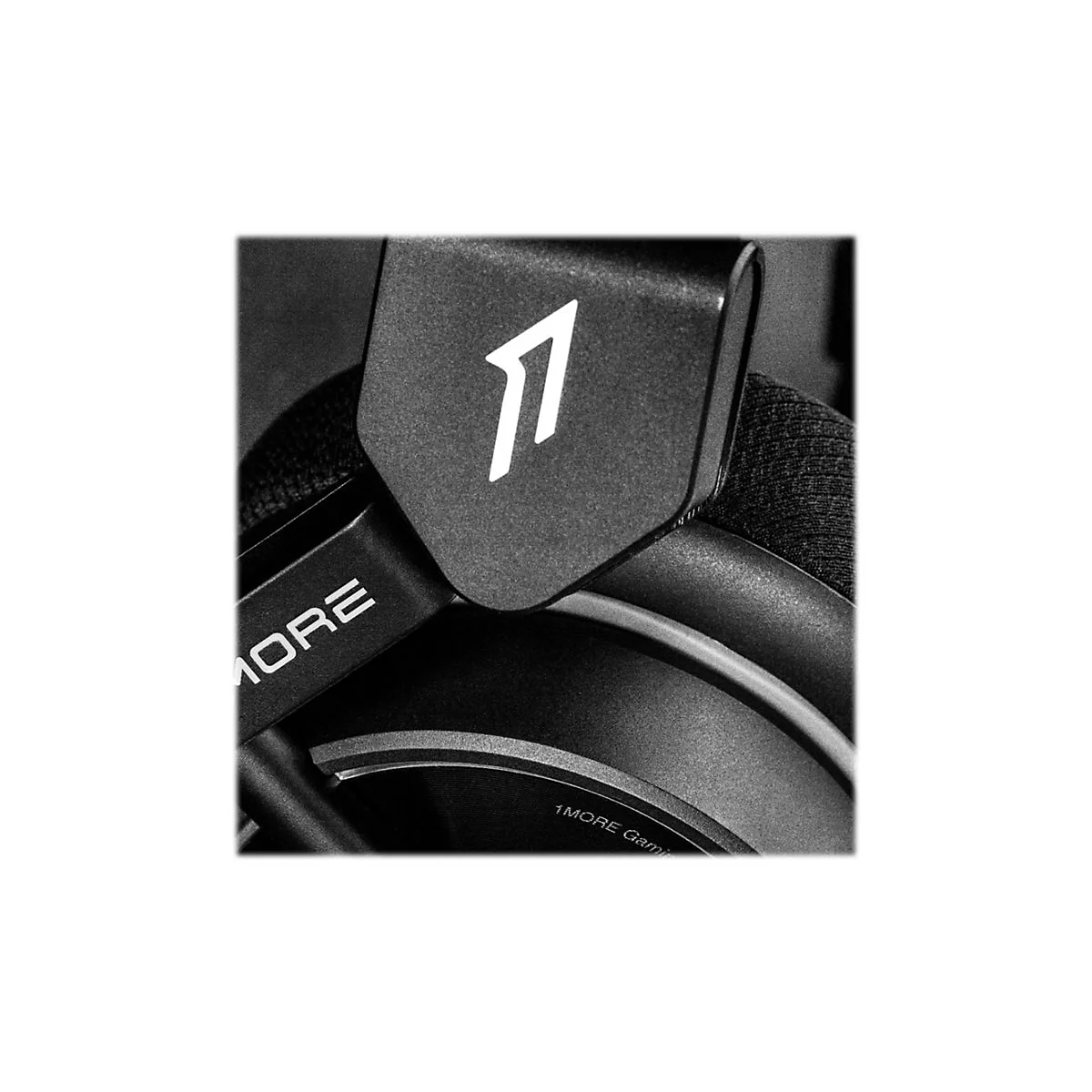 Nahaufnahme eines schwarzen Gaming-Headsets mit dem weißen Logo der Marke 1MORE.