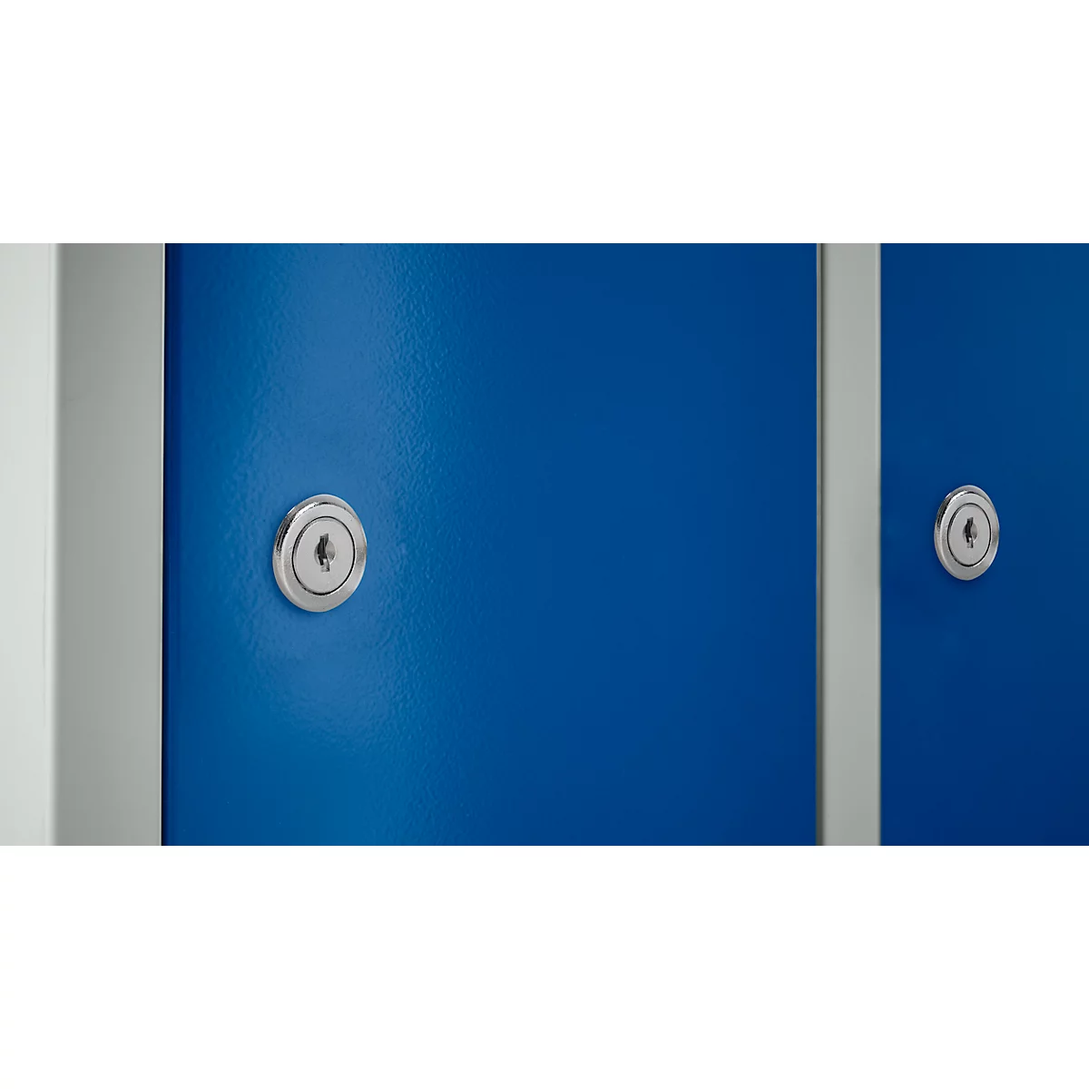 Close-up van lockers. Blauwe deuren met zilveren slotelementen.