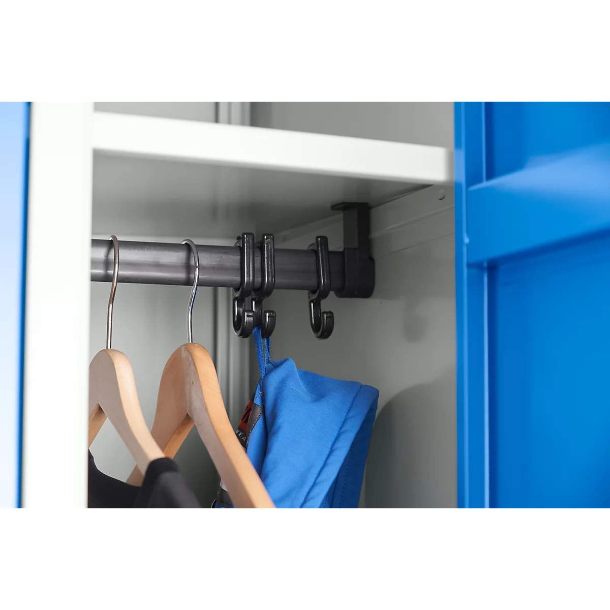 2-compartimentenkast, B 600 x H 1800 mm, cilinderslot, lichtgrijs/gentiaanblauw