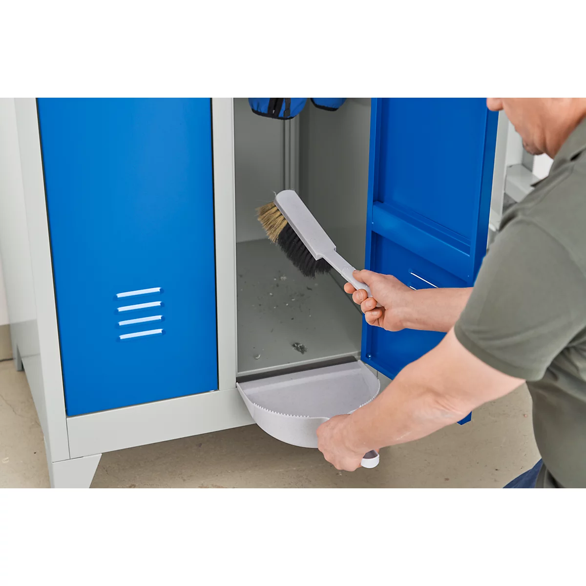 2-compartimentenkast, B 600 x H 1800 mm, cilinderslot, lichtgrijs/gentiaanblauw