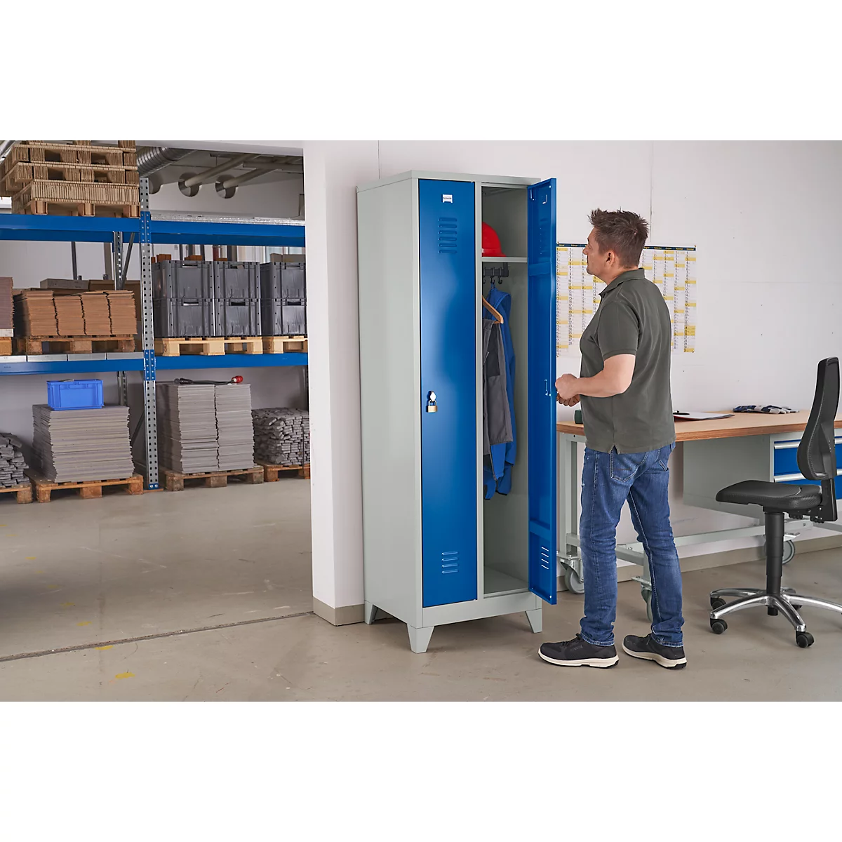 2-compartimentenkast, B 600 x H 1800 mm, met voeten, draaigrendelslot, lichtgrijs/gentiaanblauw