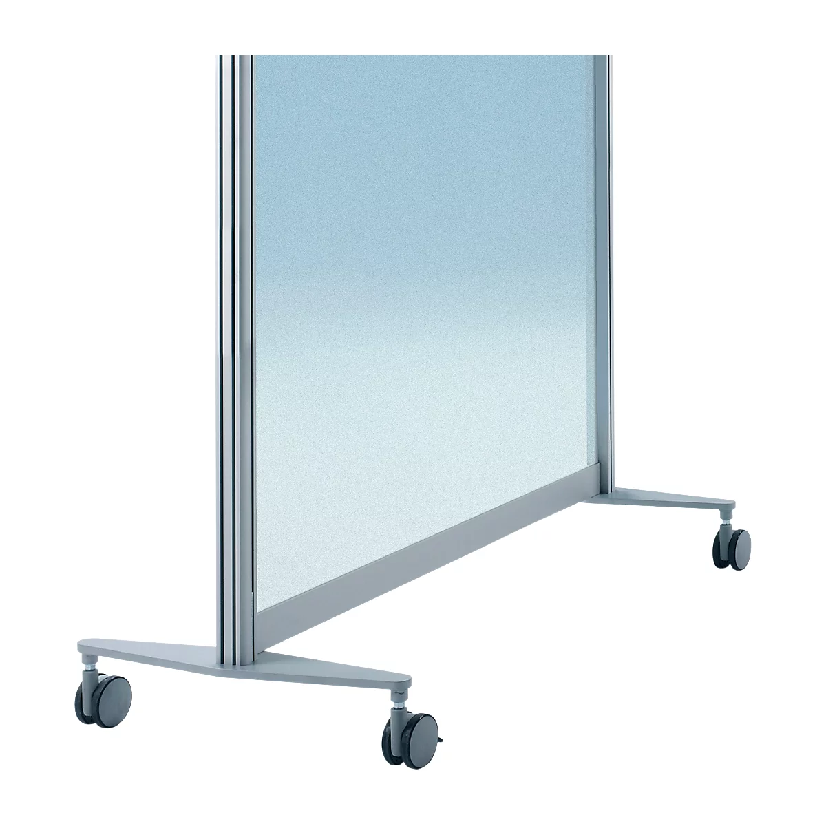 Close-up van een transparant mobiel scheidingswand met wielen. De metalen elementen zijn zilver.