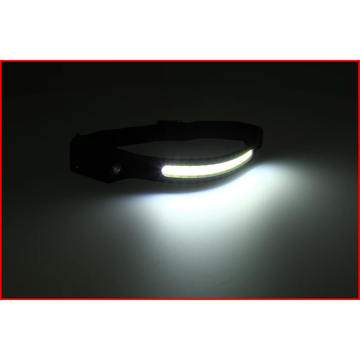 Stirnlampe im Einsatz, mit hellem Lichtschein.
