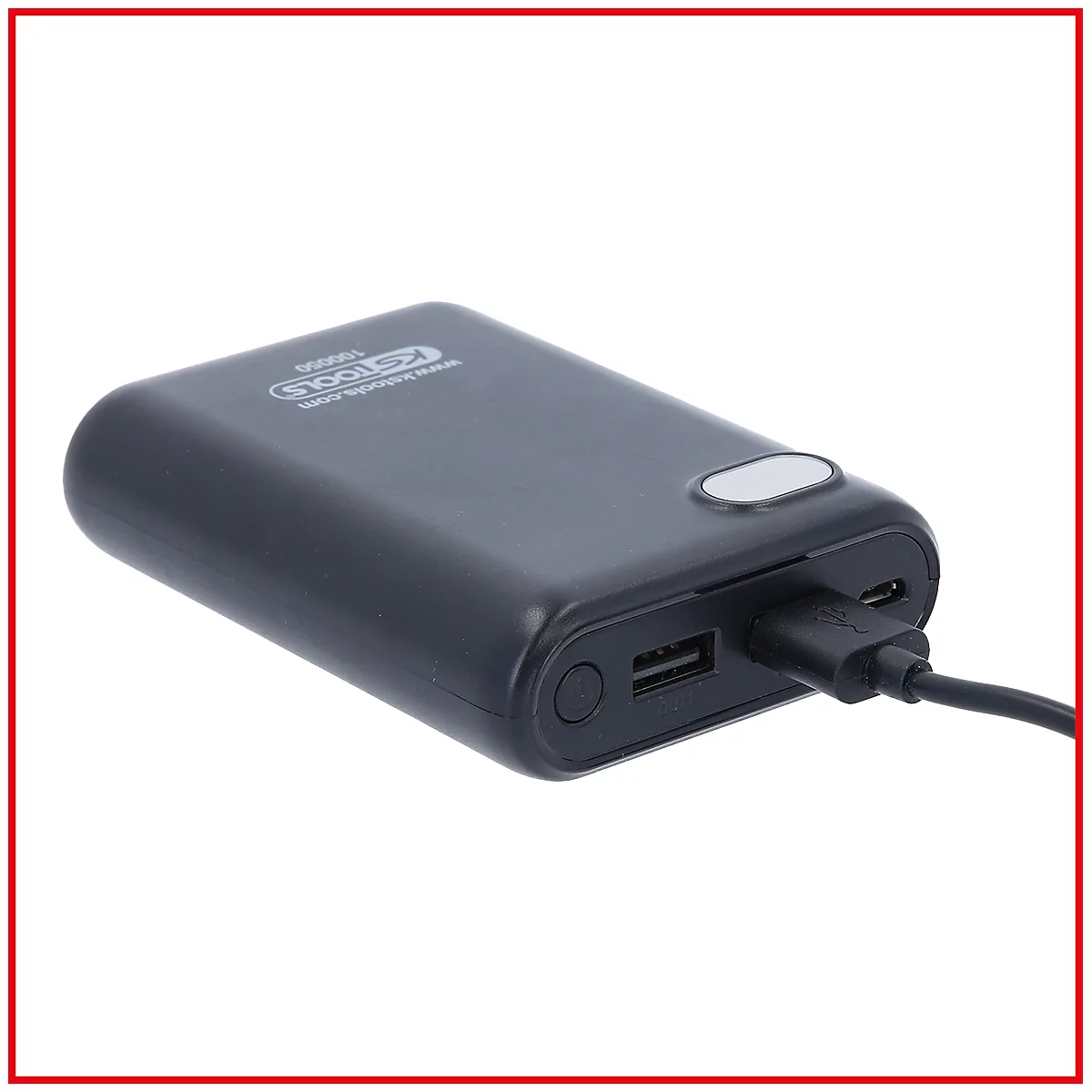 Dunkelgraue Powerbank mit USB-Kabel. Knöpfe und Anschlüsse sichtbar.