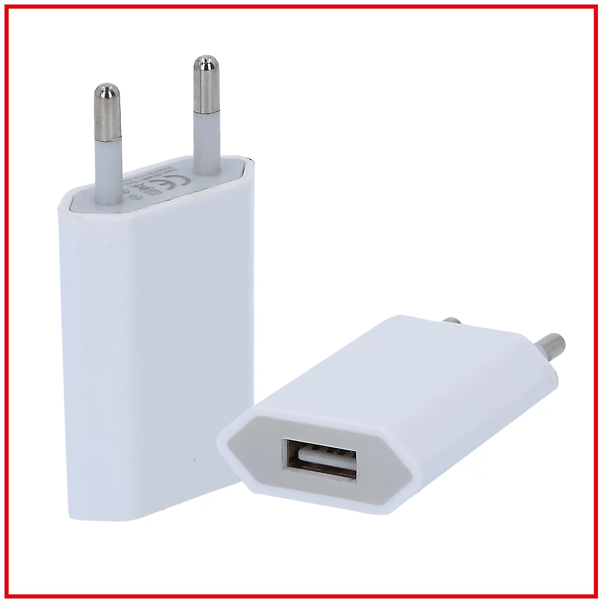 Zwei weiße USB-Ladegeräte mit Eurostecker. Eines steht, das andere liegt.