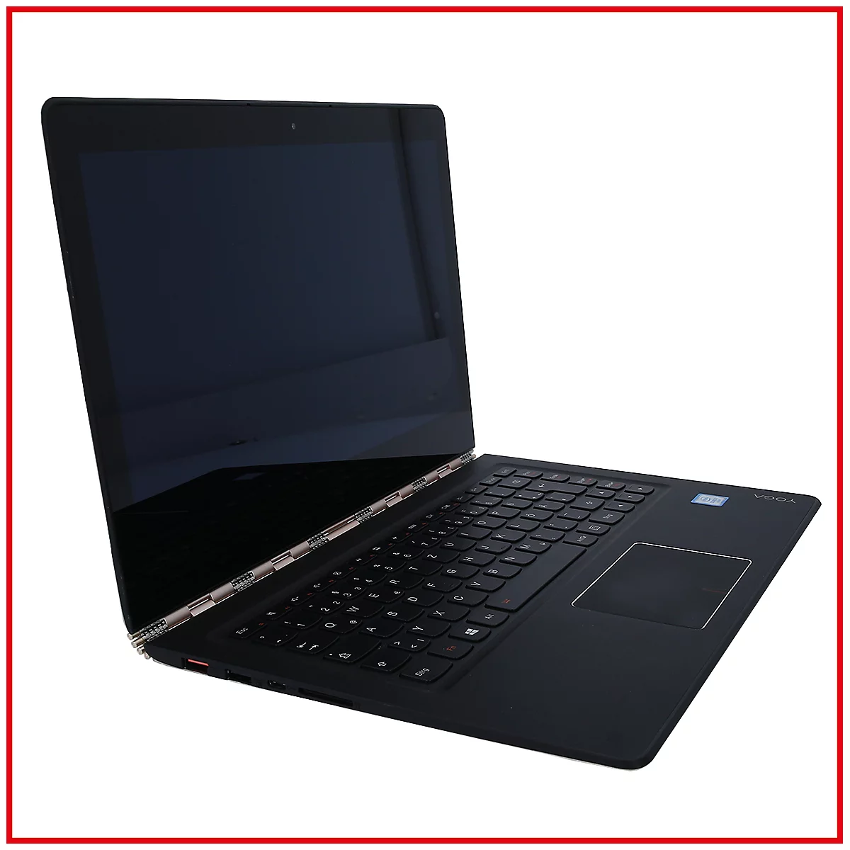 Schwarzes Laptop, leicht geöffnet. Tastatur, Touchpad und Display sind zu sehen. Auf weißem Hintergrund.