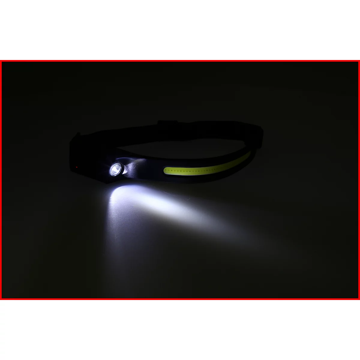 Schwarze Stirnlampe mit hellem Lichtkegel. Gelber Streifen am Kopfband.