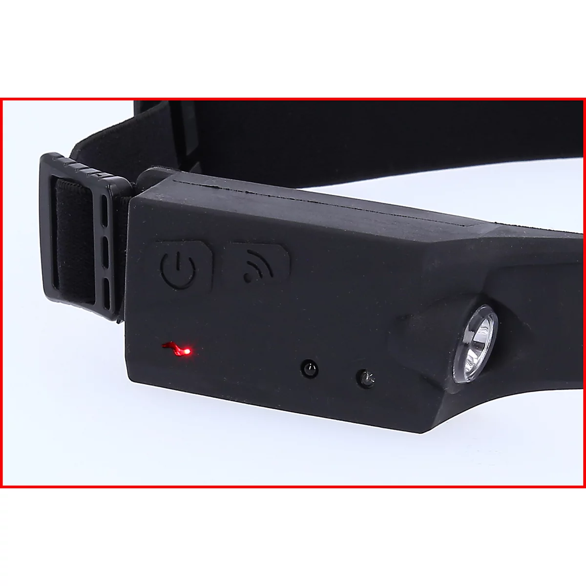 Schwarze Stirnlampe, die ein rotes Licht zeigt. Mit Ein/Aus-Taste, Funksymbol und weißem LED-Licht.