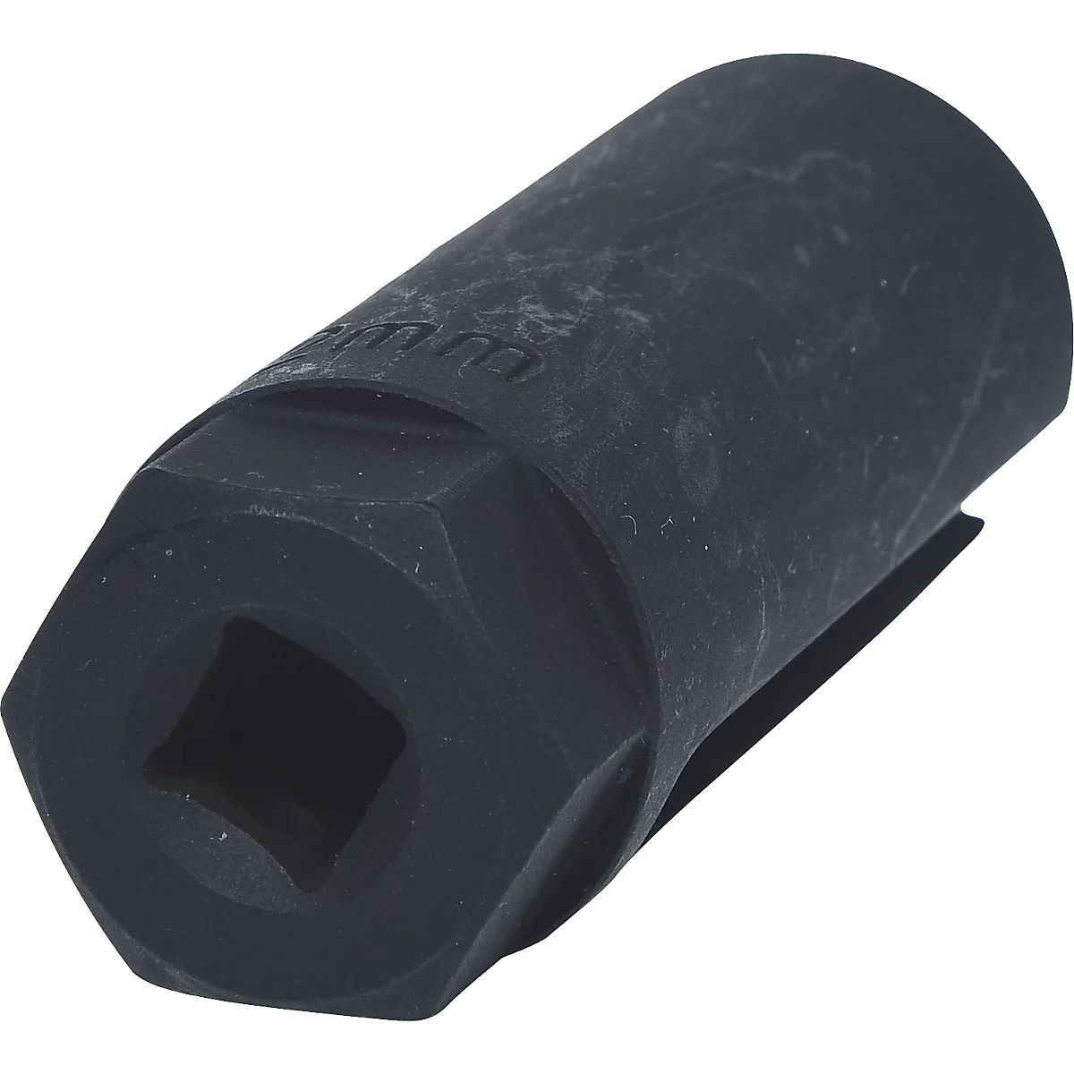 Schwarze Sechskant-Stecknuss mit Vierkant-Aufnahme. Auf der Oberfläche steht "mm".