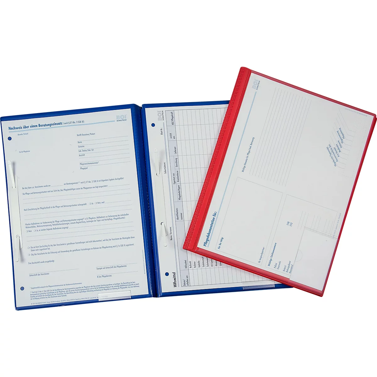 Drei Ordner liegen auf einer Oberfläche. Zwei blaue und ein roter Ordner, geöffnet mit weißen Papieren gefüllt.