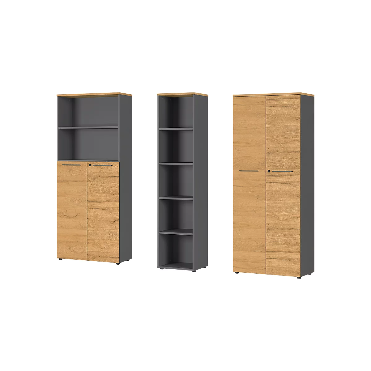 Drie kasten, houteffect, met grijze accenten. Eén kast heeft open vakken en deuren, de andere hebben alleen deuren of open vakken.