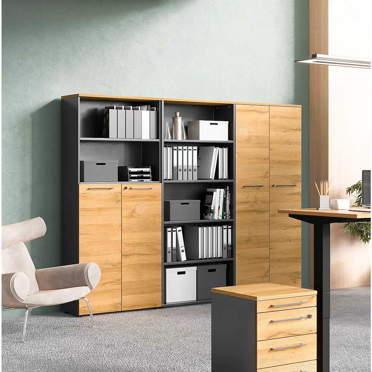 Kantoormeubilair met een boekenkast, kast en roldiep. Een fauteuil staat ervoor.