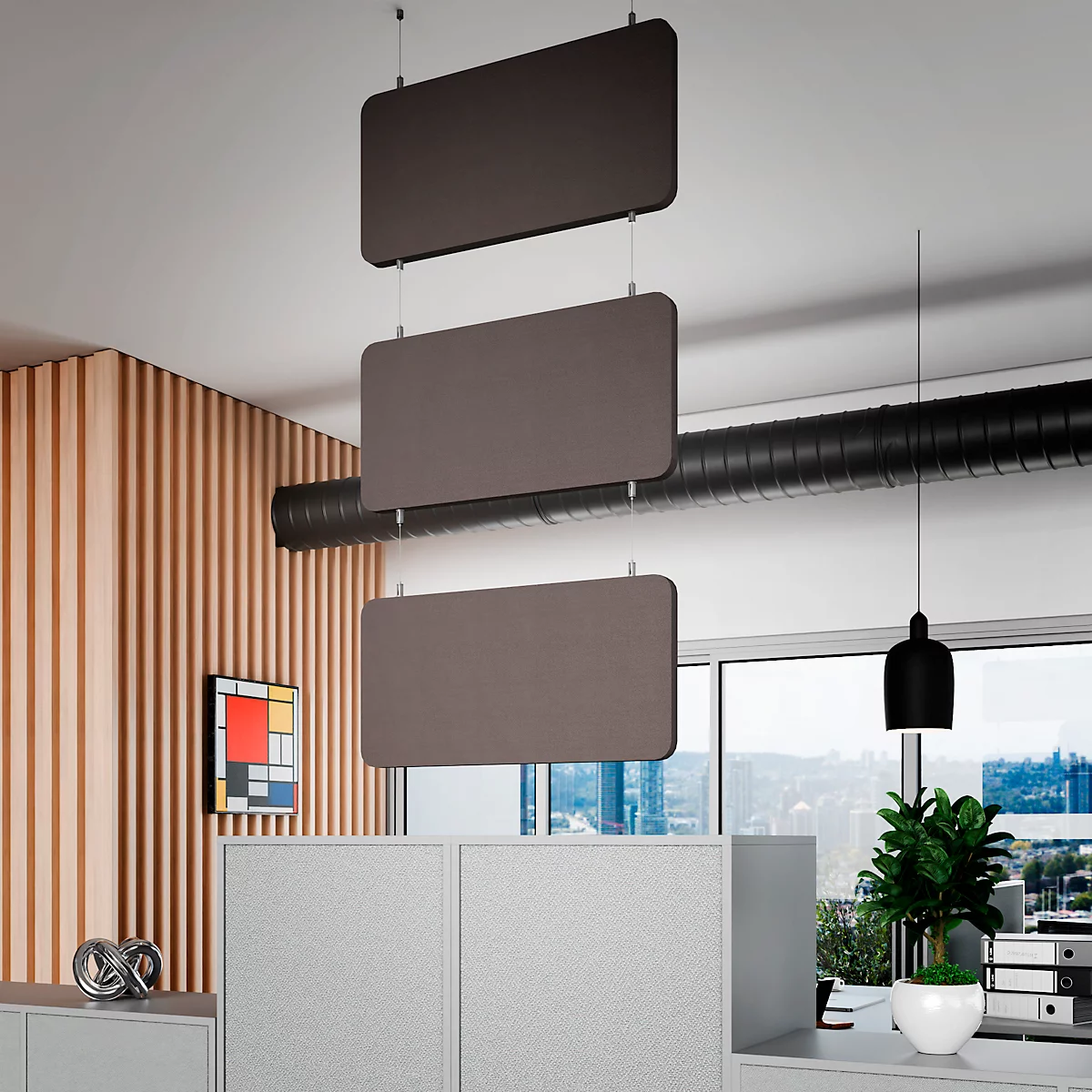 Drie rechthoekige, bruine geluidsisolerende panelen hangen aan dunne draden aan het plafond. De panelen bevinden zich boven een wit werkoppervlak en een raam.