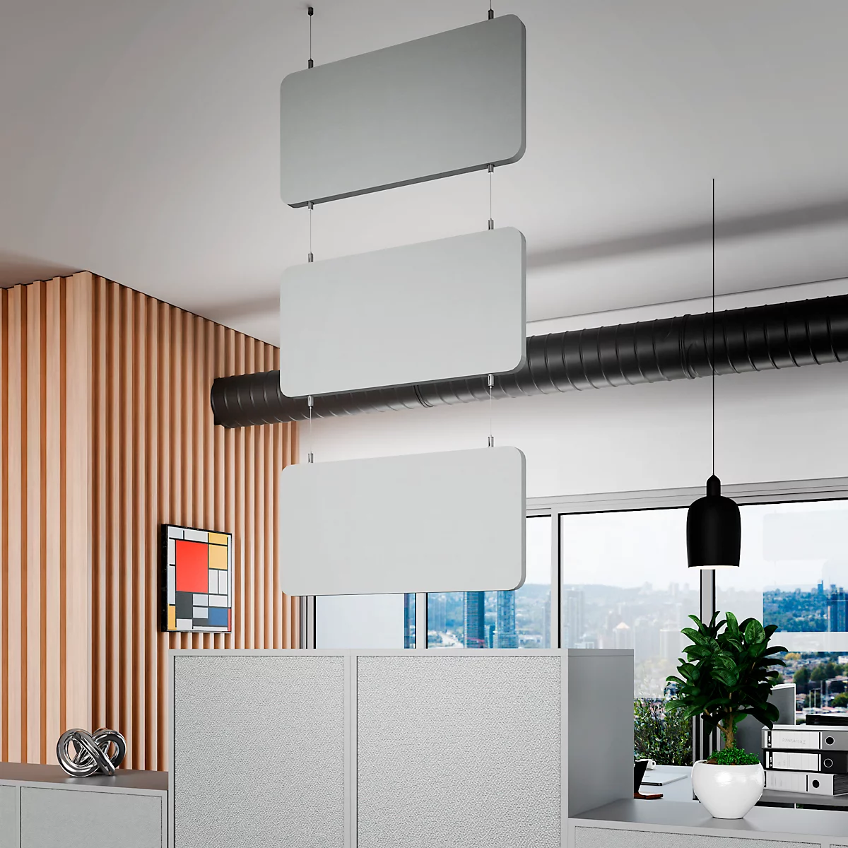 Drie rechthoekige borden hangen met kabels aan het plafond. Ze zijn boven kantoorscheidingswanden gemonteerd. Op de achtergrond is een kantoor te zien.