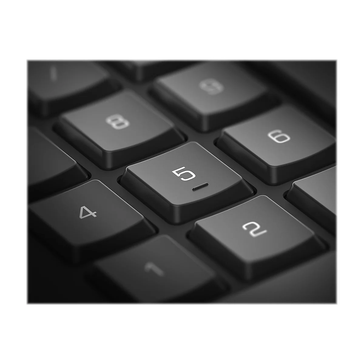 Gros plan sur un clavier noir. La touche avec le chiffre 5 est au centre. D'autres touches numériques sont également visibles.
