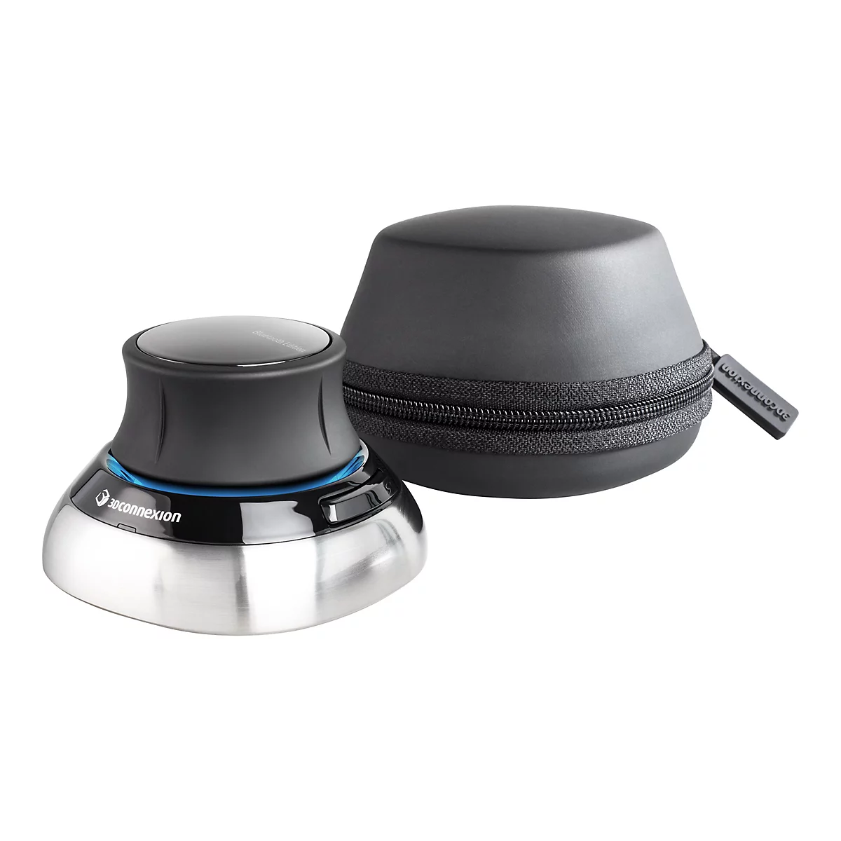Ein 3Dconnexion SpaceMouse-Controller und eine schwarze Tragetasche auf weißem Hintergrund. Der Controller hat eine silberne Basis, einen schwarzen oberen Teil und eine blaue Leuchtleiste.