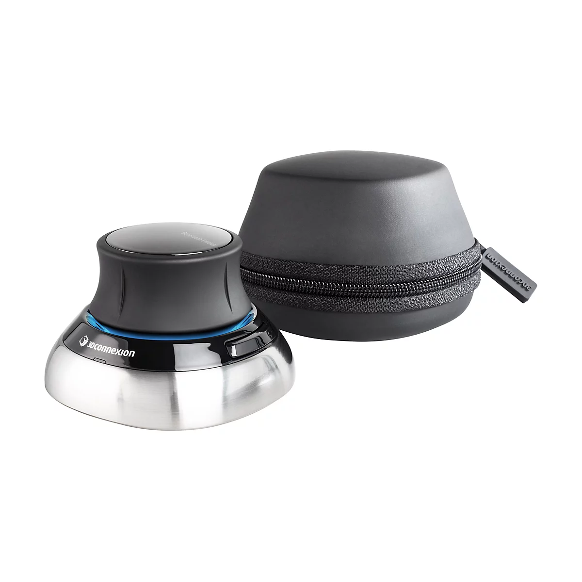 Ein 3Dconnexion SpaceMouse-Controller, neben einem schwarzen, kegelförmigen Etui mit Reißverschluss. Der Controller hat eine schwarze Oberseite mit Aufschrift "Bluetooth Edition" und einen silbernen Sockel.