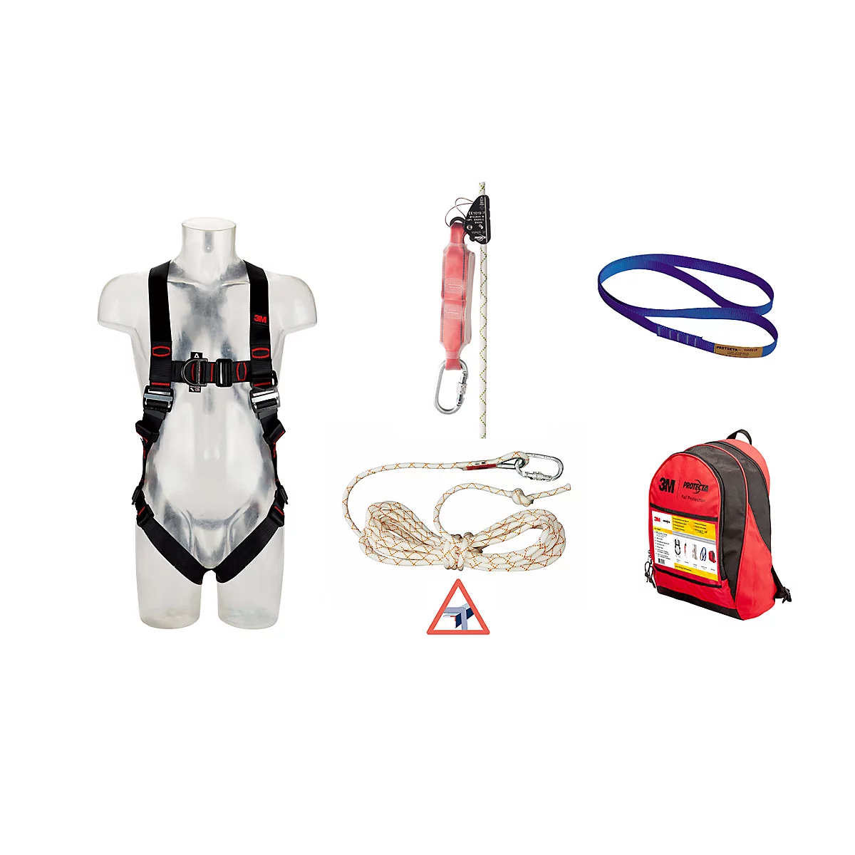 Auffanggurt an Schaufensterpuppe, Seil mit Klemmgerät, Bandschlinge, aufgerolltes Seil und Rucksack auf Weiß.