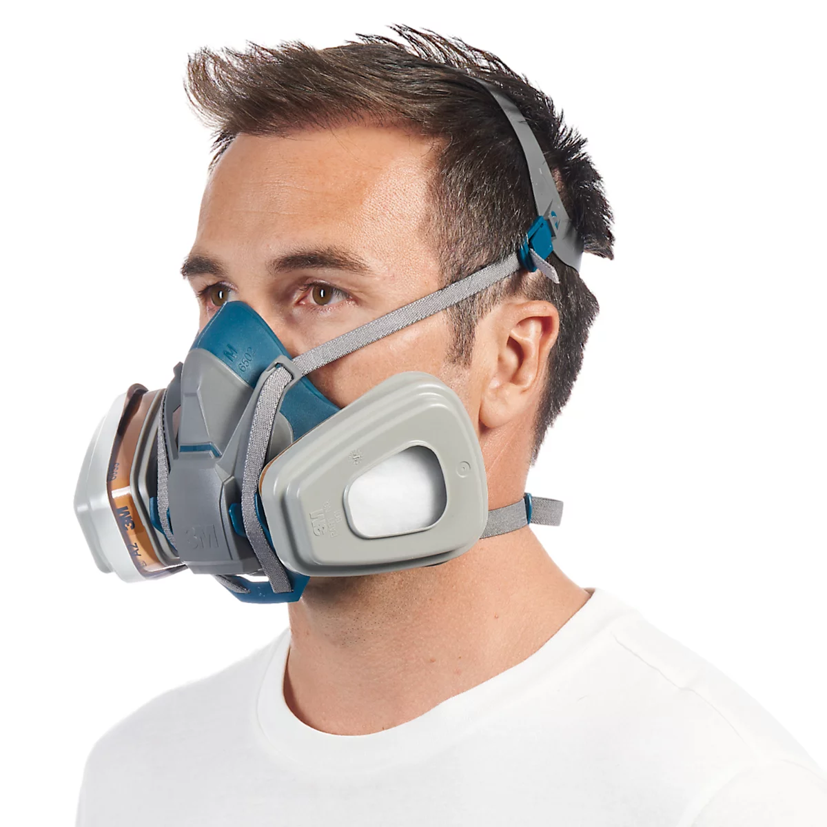 Man die een ademhalingsmasker draagt. Grijs en blauw masker met filters en bandjes. Vooraanzicht, witte achtergrond.