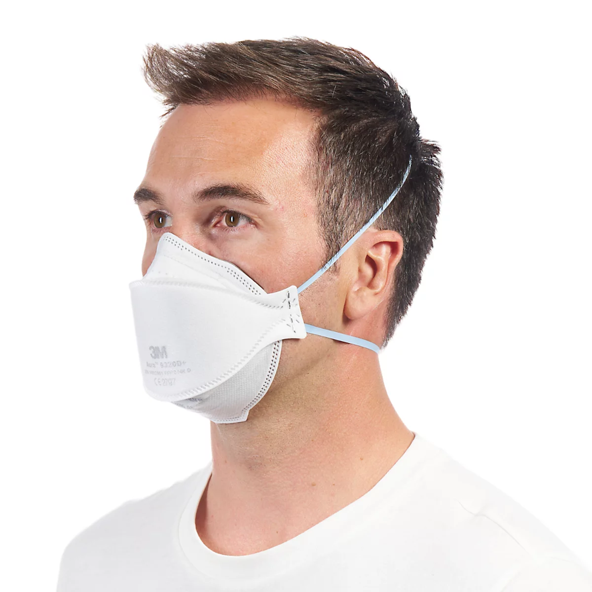 Een man die een wit ademhalingsmasker draagt. Hij kijkt naar links. Het masker bedekt zijn mond en neus.