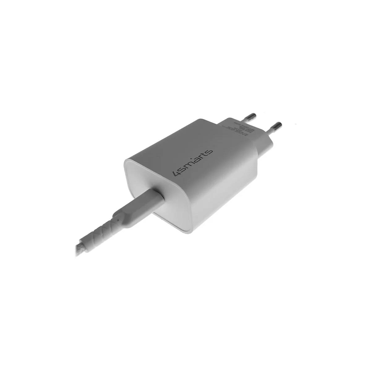 Weißes 4smarts Netzteil mit eingestecktem Kabel vor weißem Hintergrund.