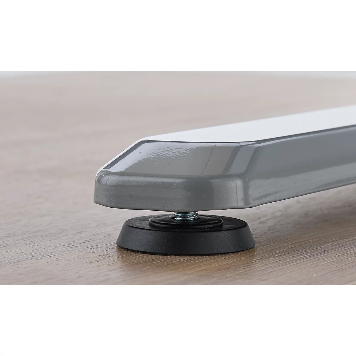 Grijze camera-omtrek op een witte achtergrond, met een lens.