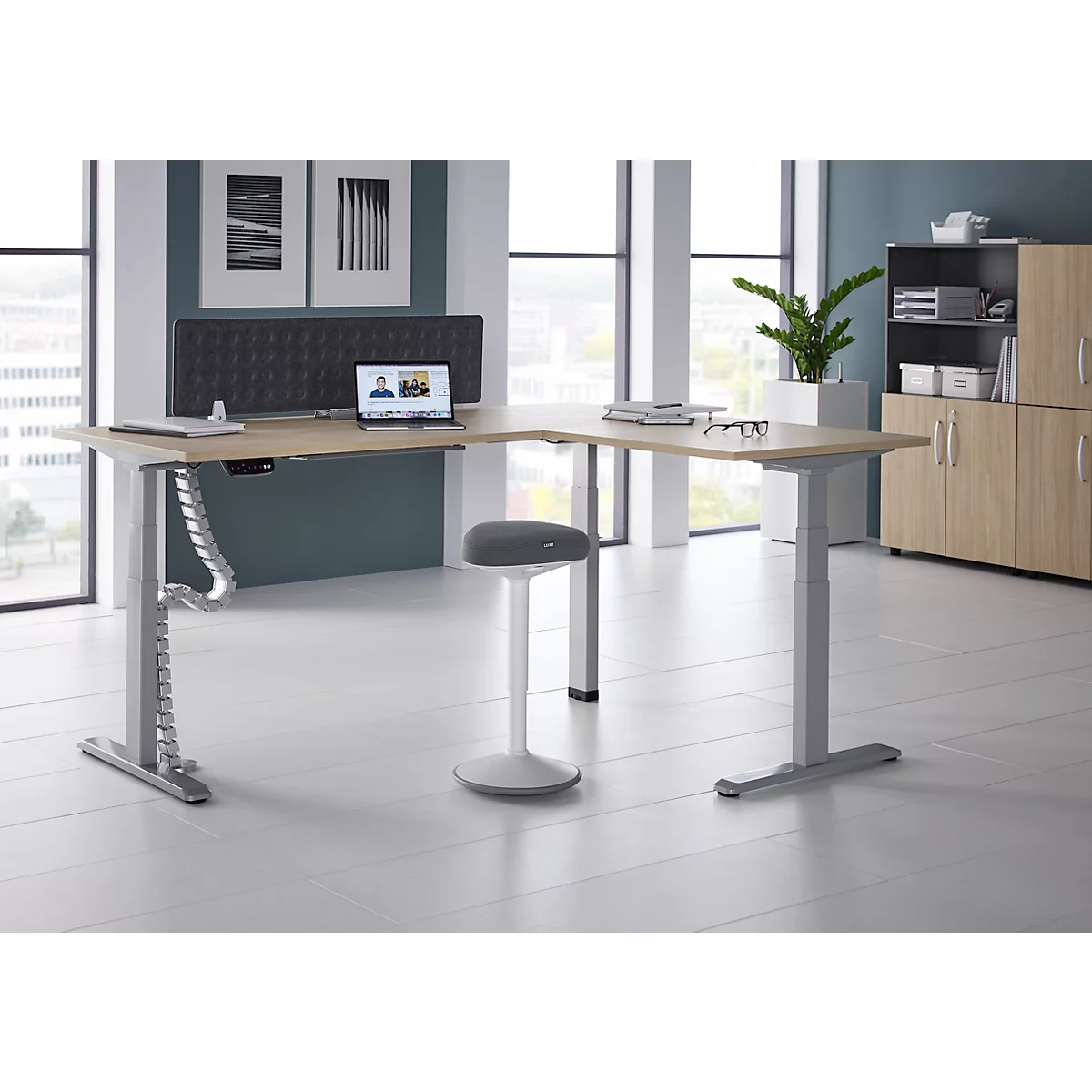 90° Winkeltisch mit Akustik-Tischtrennwand & Kabelführung, Memorymaster, elektrisch höhenverstellbar, T-Fuss, B 2000 x T 1600 mm, graphit