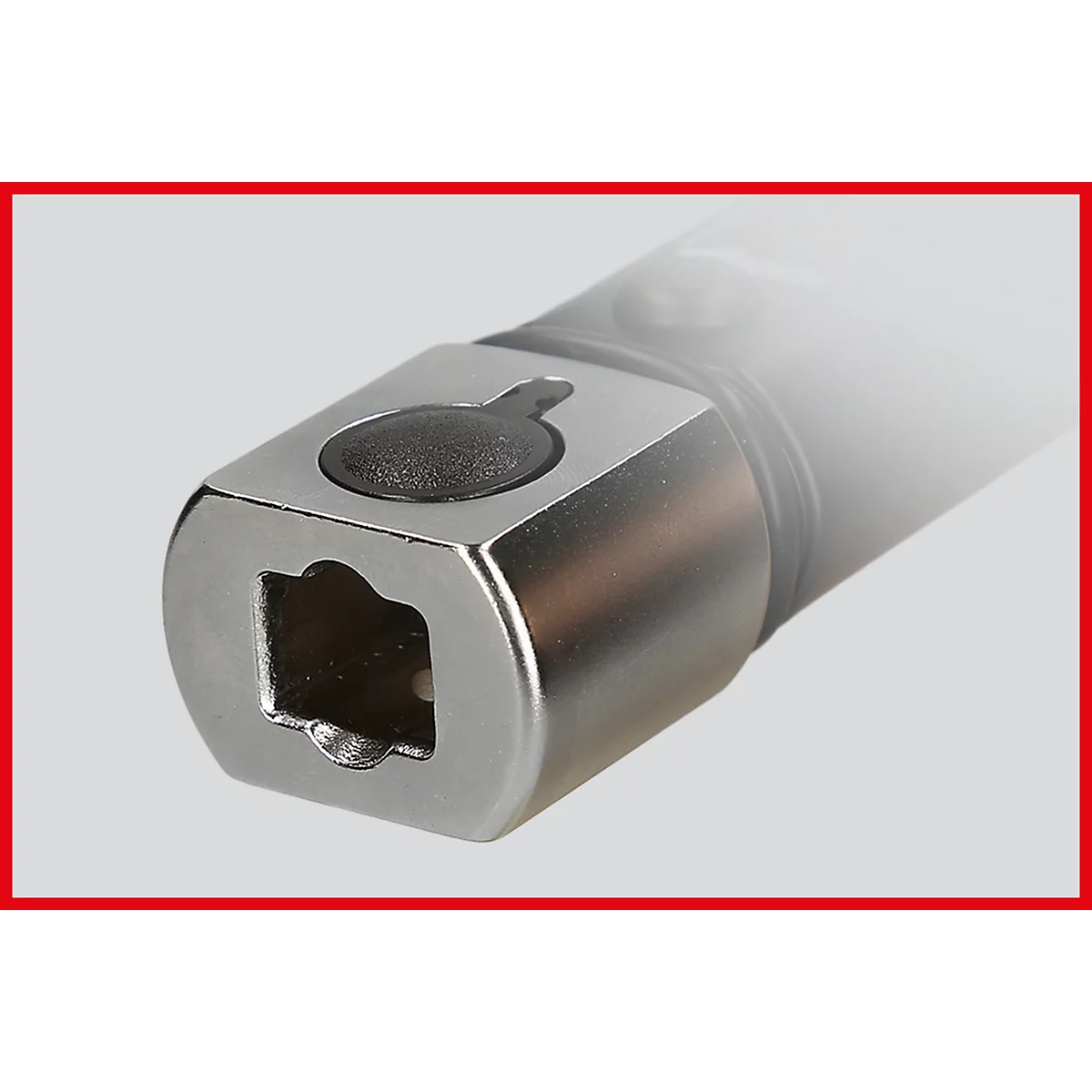 Nahaufnahme eines Werkzeugs mit quadratischer Aufnahme. Der Kopf ist silberfarben, mit einem schwarzen Knopf. Roter Rahmen.