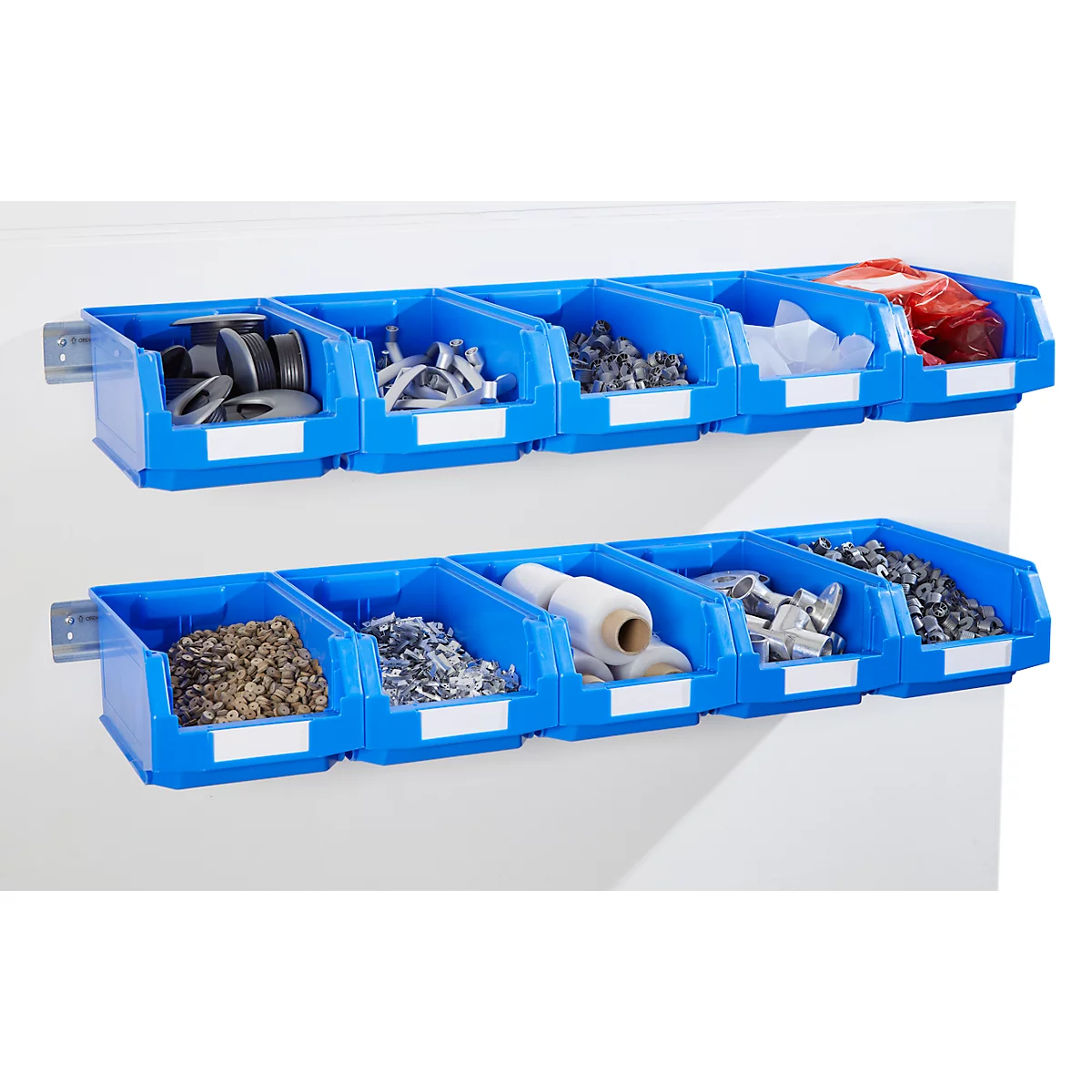 Blauwe wandplanken met kleine onderdelen. Verschillende materialen in compartimenten, witte achtergrond.