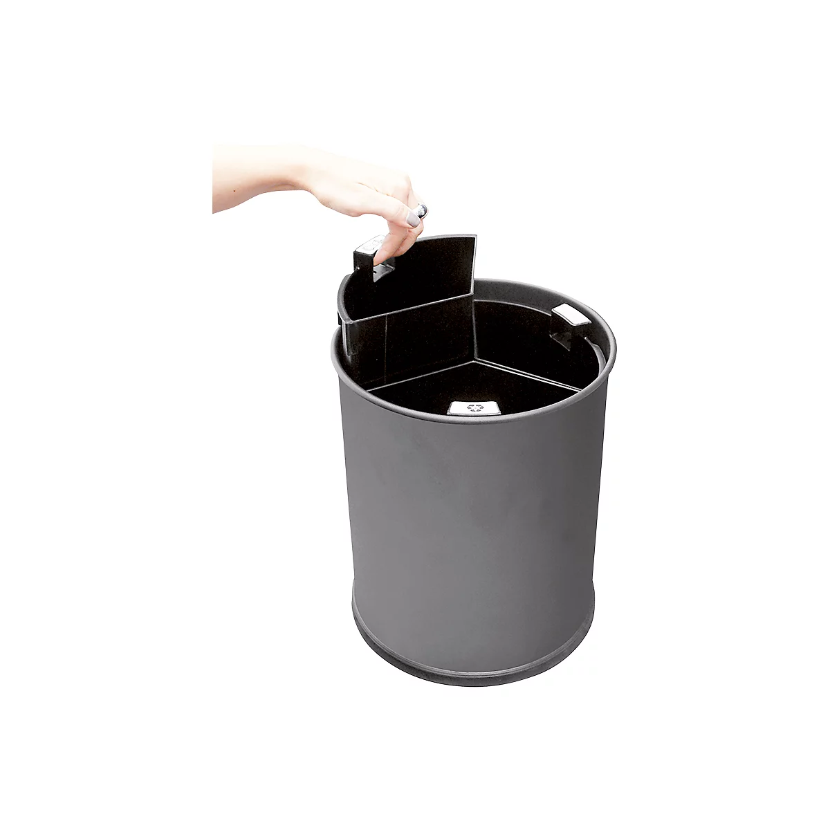 Grauer Mülleimer, eine Hand hebt eine der drei Innenklappen an.
