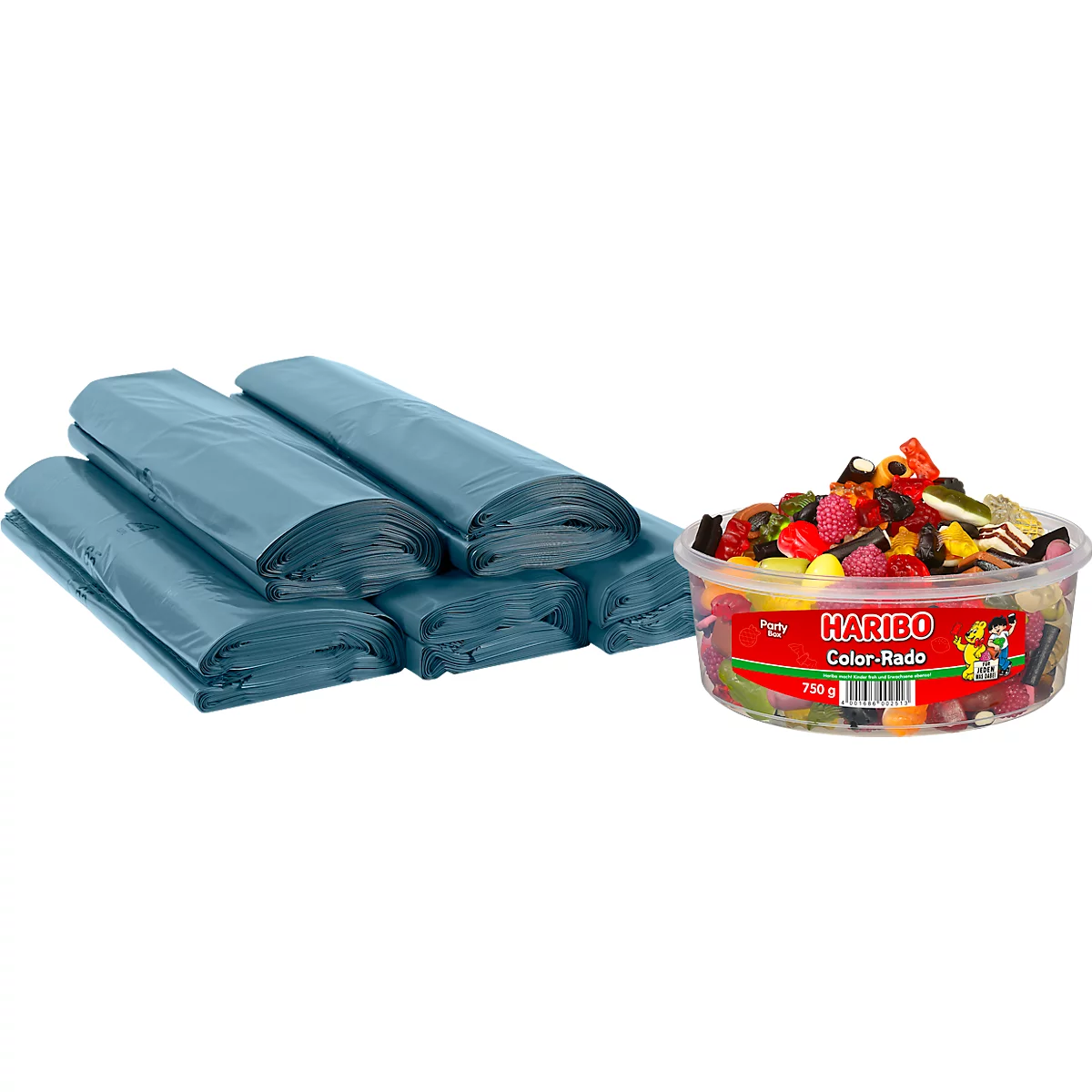 Mehrere blaue Müllsäcke liegen neben einer Schale mit Haribo Color-Rado-Gummibärchen.