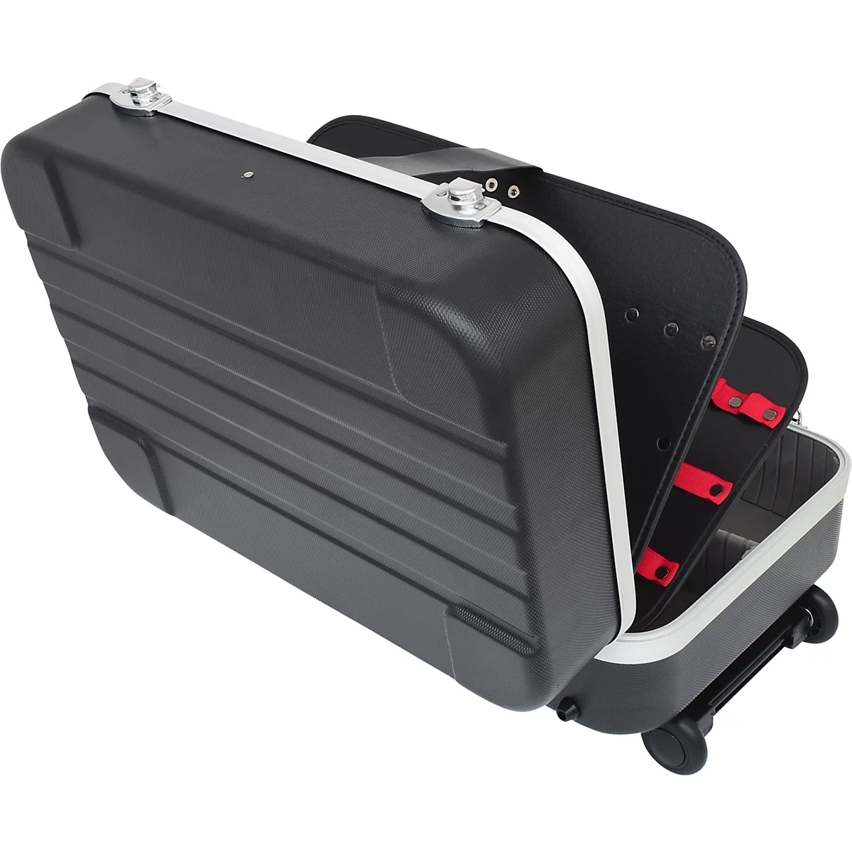 Schwarzer Trolley, teilweise geöffnet. Innen rot-schwarze Fächer. Oberhalb silberner Griff. Kleinere Rollen.