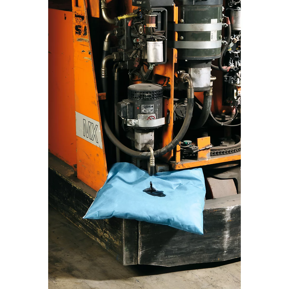 Blau olieopvangbak onder een vorkheftruckcomponent.