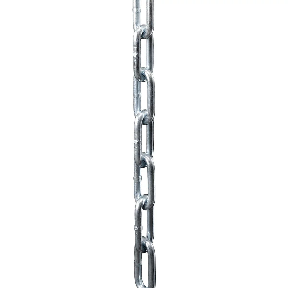 Metallkette, Nahaufnahme. Mehrere ovale Kettenglieder verbinden sich, bilden eine vertikale Reihe.