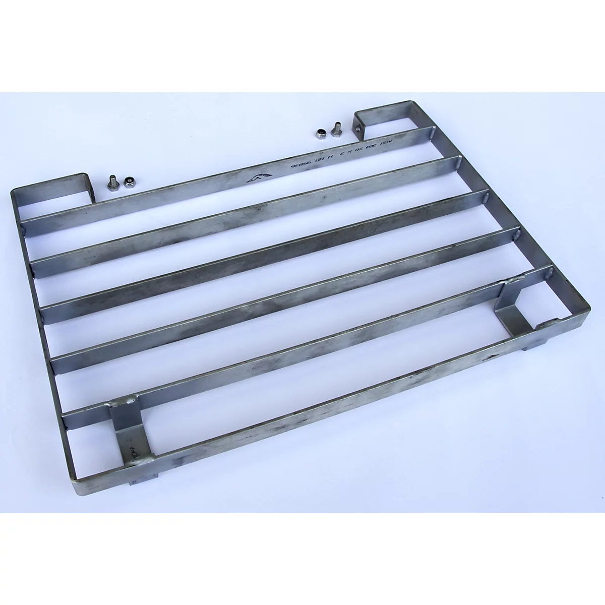 Metallgitter mit horizontalen Stäben, Schrauben, Muttern. Auf hellem Untergrund.