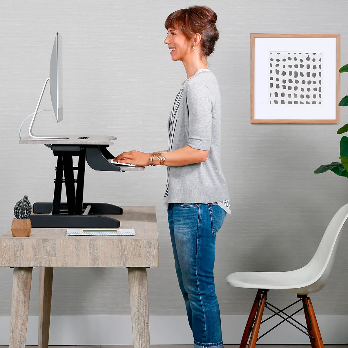 Accessoire de bureau assis-debout ergotron® WorkFit-Z Mini, réglable en hauteur, jusqu'à 11,4 kg, surface de travail et plateau à clavier, gestion intégrée des câbles.