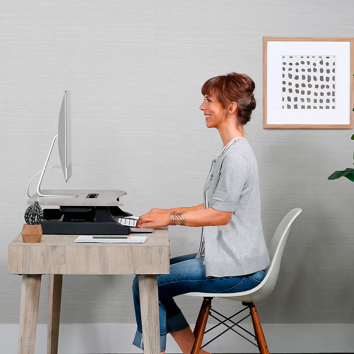 Accessoire de bureau assis-debout ergotron® WorkFit-Z Mini, réglable en hauteur, jusqu'à 11,4 kg, surface de travail et plateau à clavier, gestion intégrée des câbles.