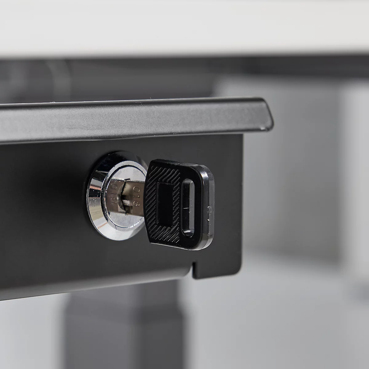 Close-up van een slot met een sleutel in een metalen element.