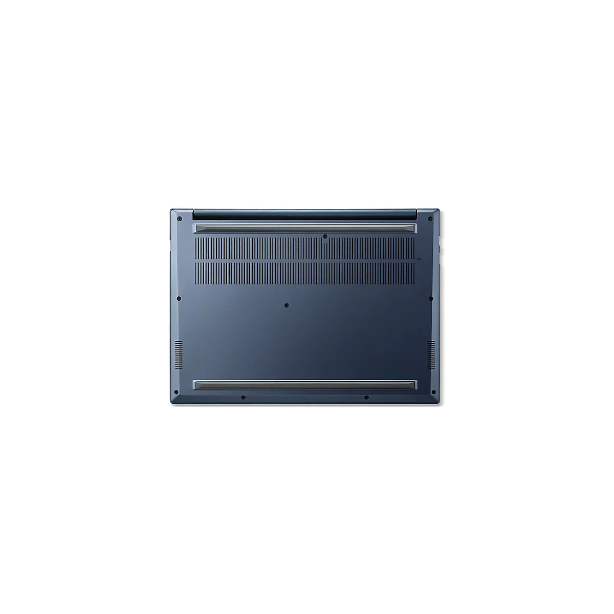 Draufsicht auf die Unterseite eines blauen Laptops. Lüftungsschlitze und Schrauben sind sichtbar.