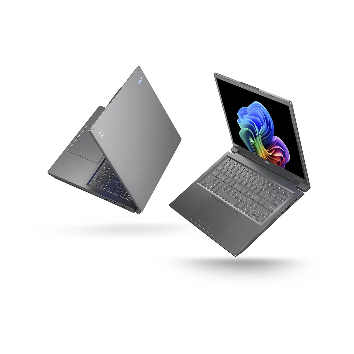 Zwei graue Laptops, einer geöffnet und einer geschlossen, schweben vor weißem Hintergrund. Der geöffnete Laptop zeigt ein farbenfrohes, abstraktes Design auf dem Bildschirm.
