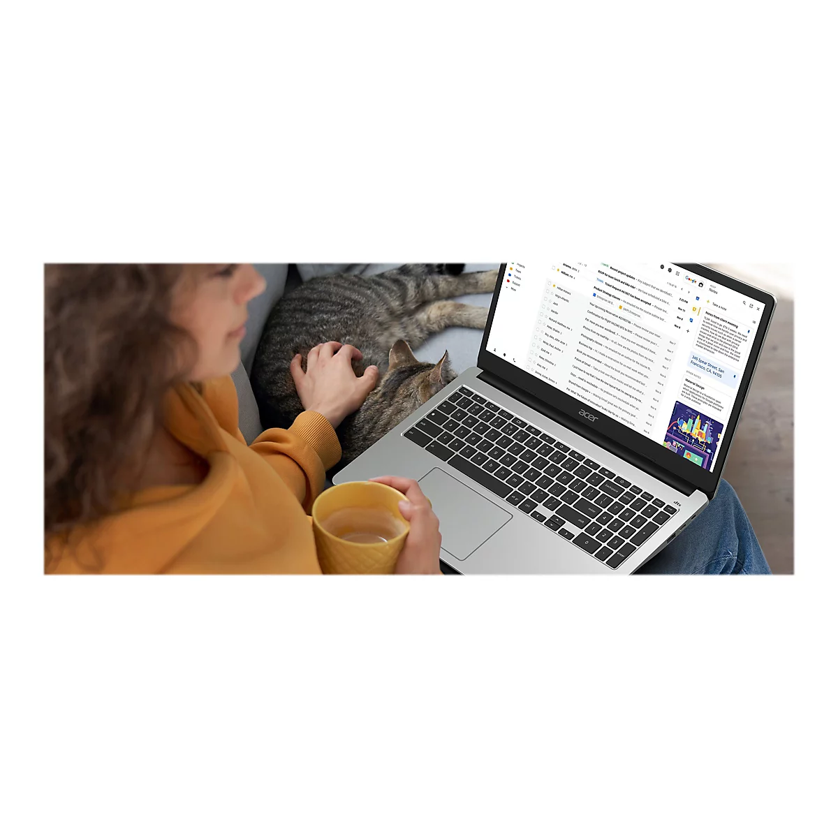 Frau mit Laptop und Katze. Sie hÃ¤lt eine Tasse, streichelt die Katze und schaut auf den Bildschirm.